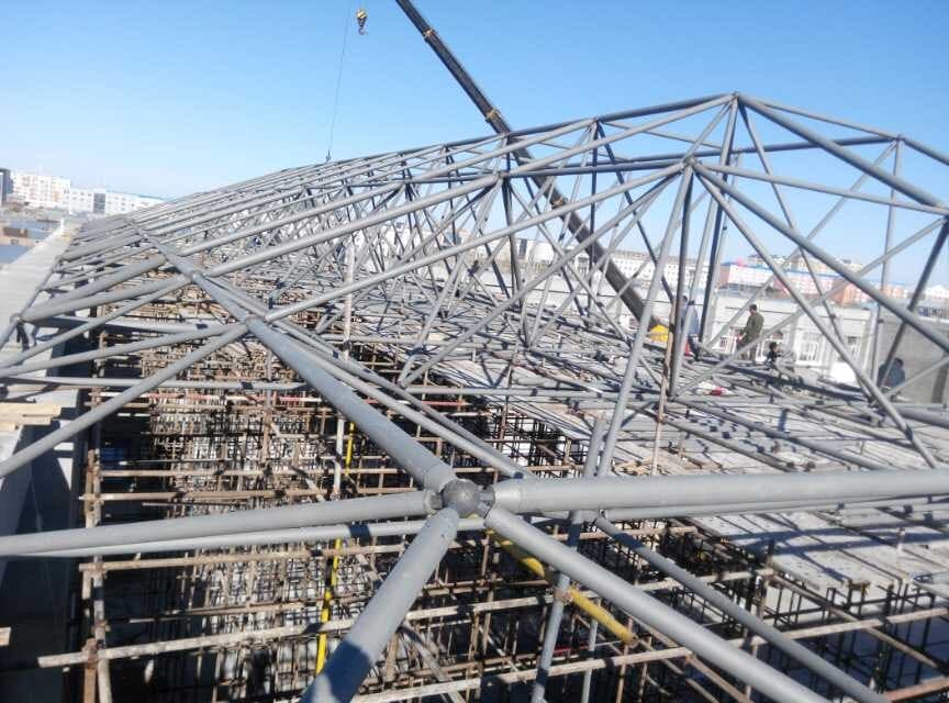 来宾商贸城屋顶网架工程