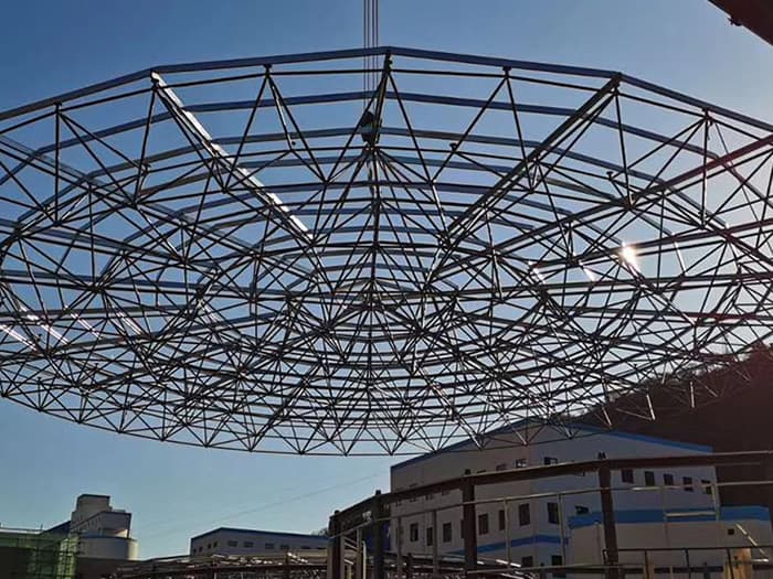 来宾螺栓球网架工程施工现场